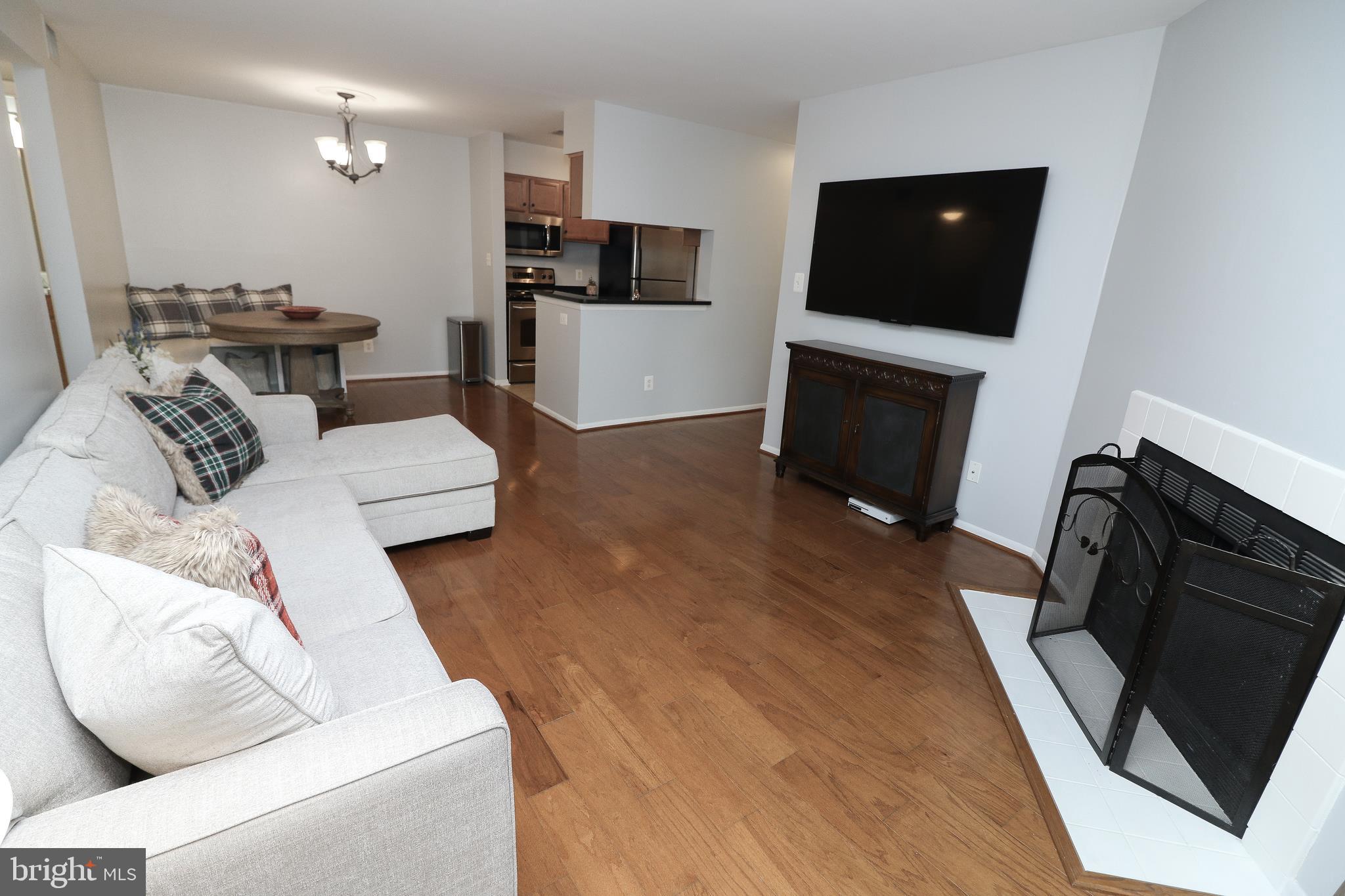 1705 Ascot Way, Unit E Reston, VA 20190 - Photo 7 of 40 Living Room