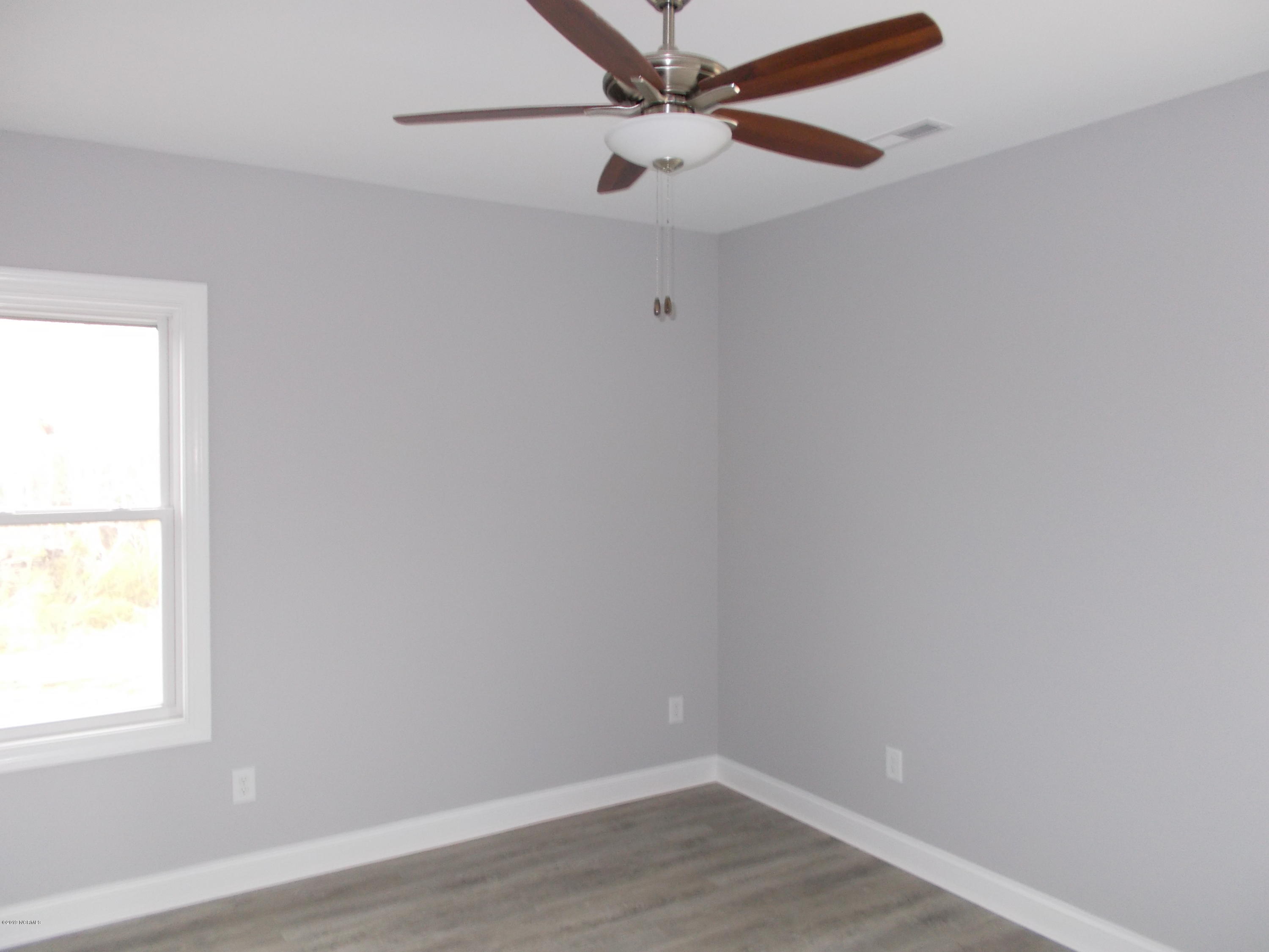 276 Live Oak Road Newport, NC 28570 - Photo 4 of 13 DSCN0428
