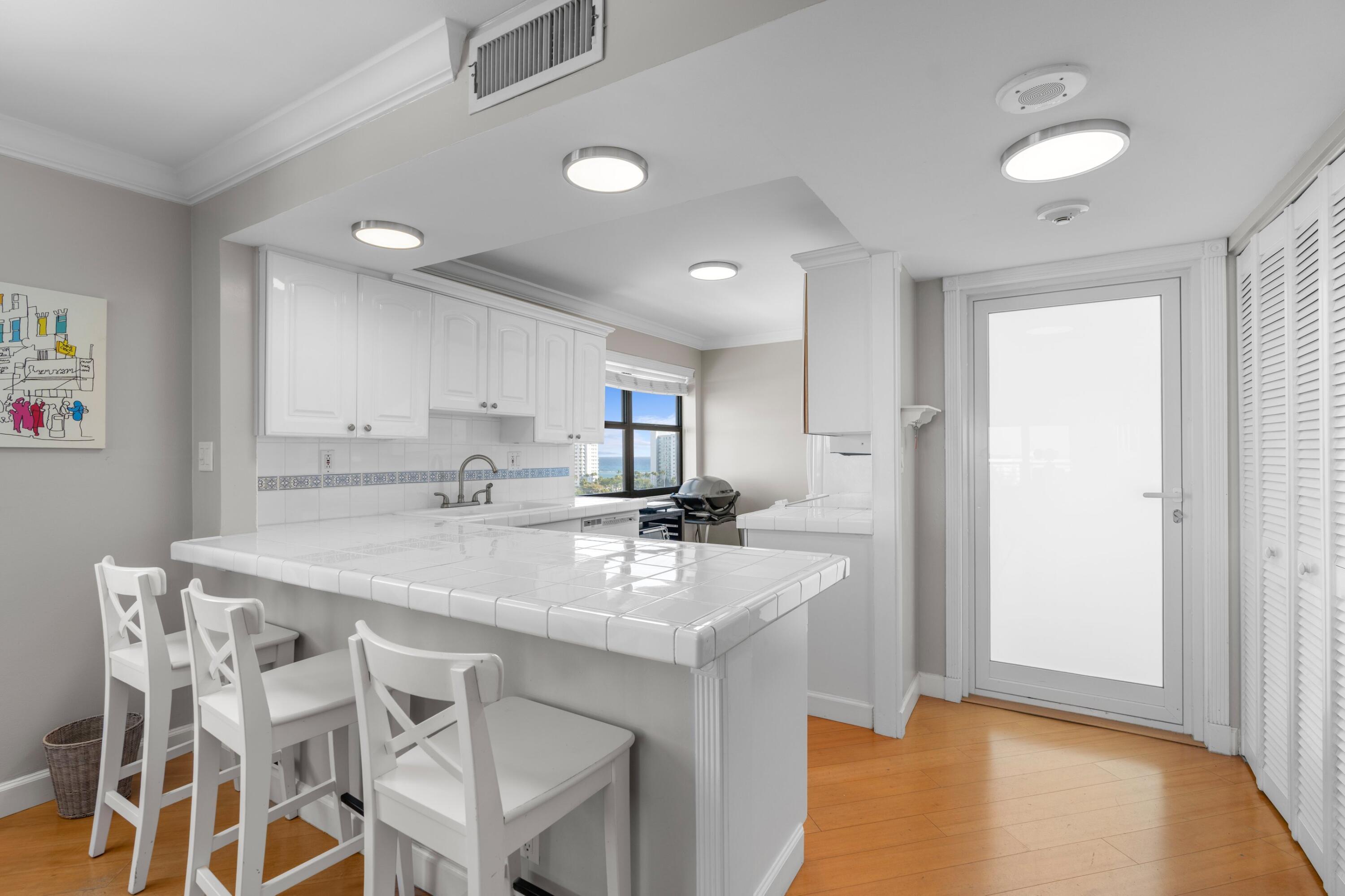 1401 North Riverside Drive, Unit 1007 Pompano Beach, FL 33062 - Photo 9 of 39 Kitchen Island