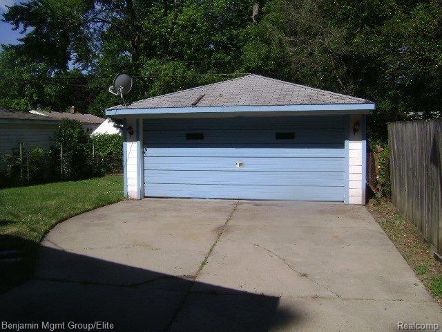 19327 Rensellor Street Livonia, MI 48152 - Photo 3 of 10 Garage