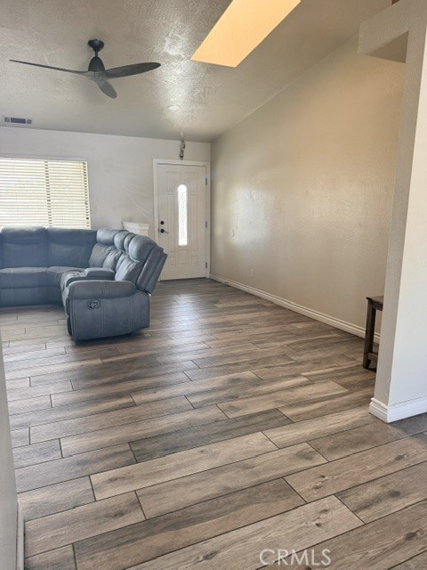 13375 Rincon Road Apple Valley, CA 92308 - Photo 15 of 72 Living room / front entrance