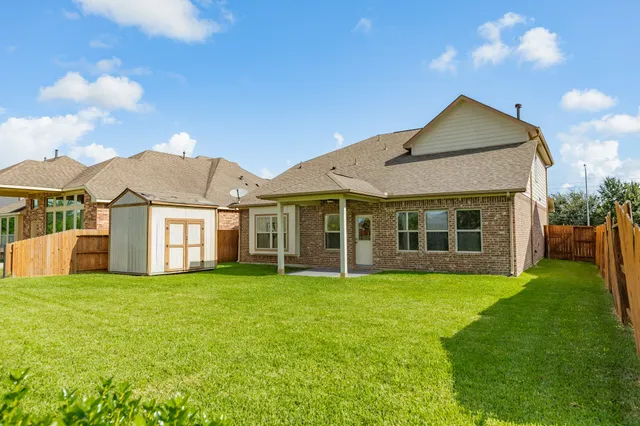 a view of a house with backyard and porch