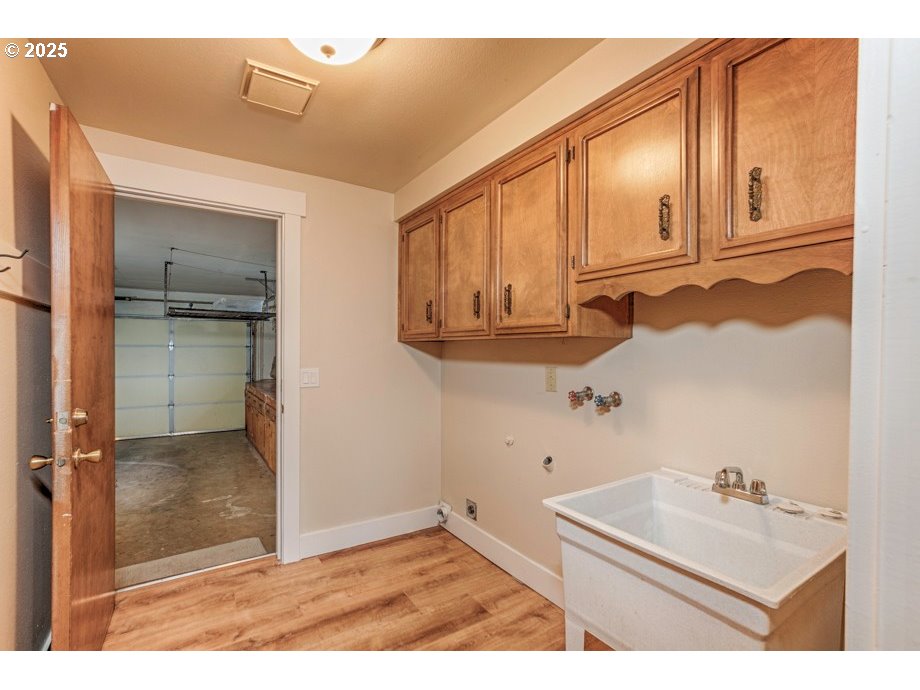 1735 Misty Place Northwest Salem, OR 97304 - Photo 21 of 31 a bathroom with a sink and a mirror
