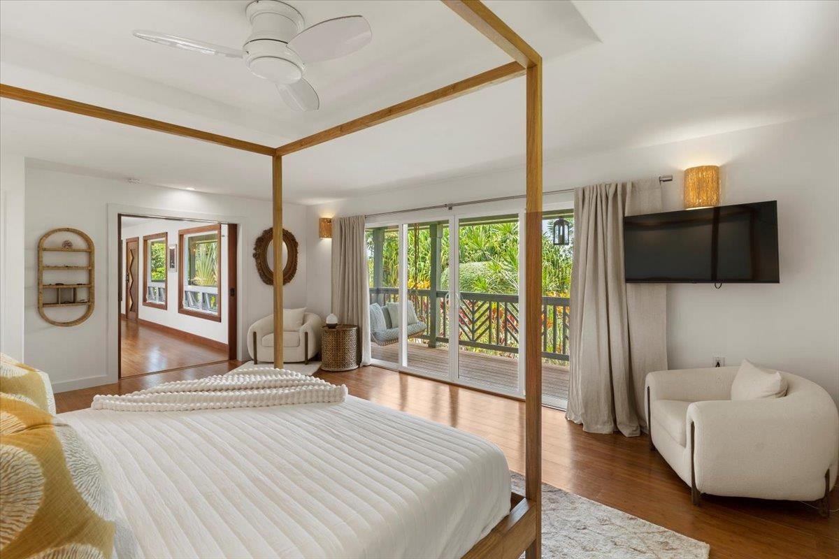 60 Koolau Road Haiku, HI 96708 - Photo 20 of 47 a bedroom with a bed a flat screen tv and balcony