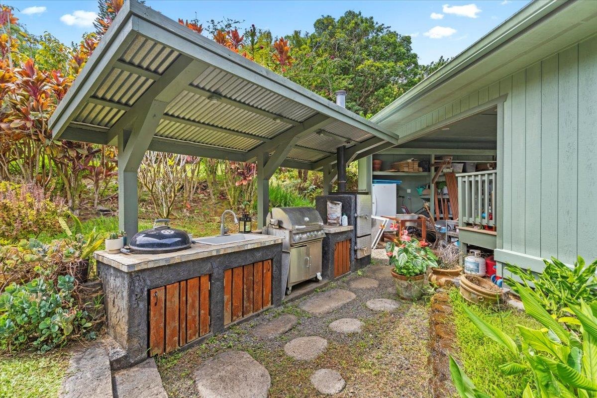 60 Koolau Road Haiku, HI 96708 - Photo 37 of 47 a view of a chairs and table in the patio