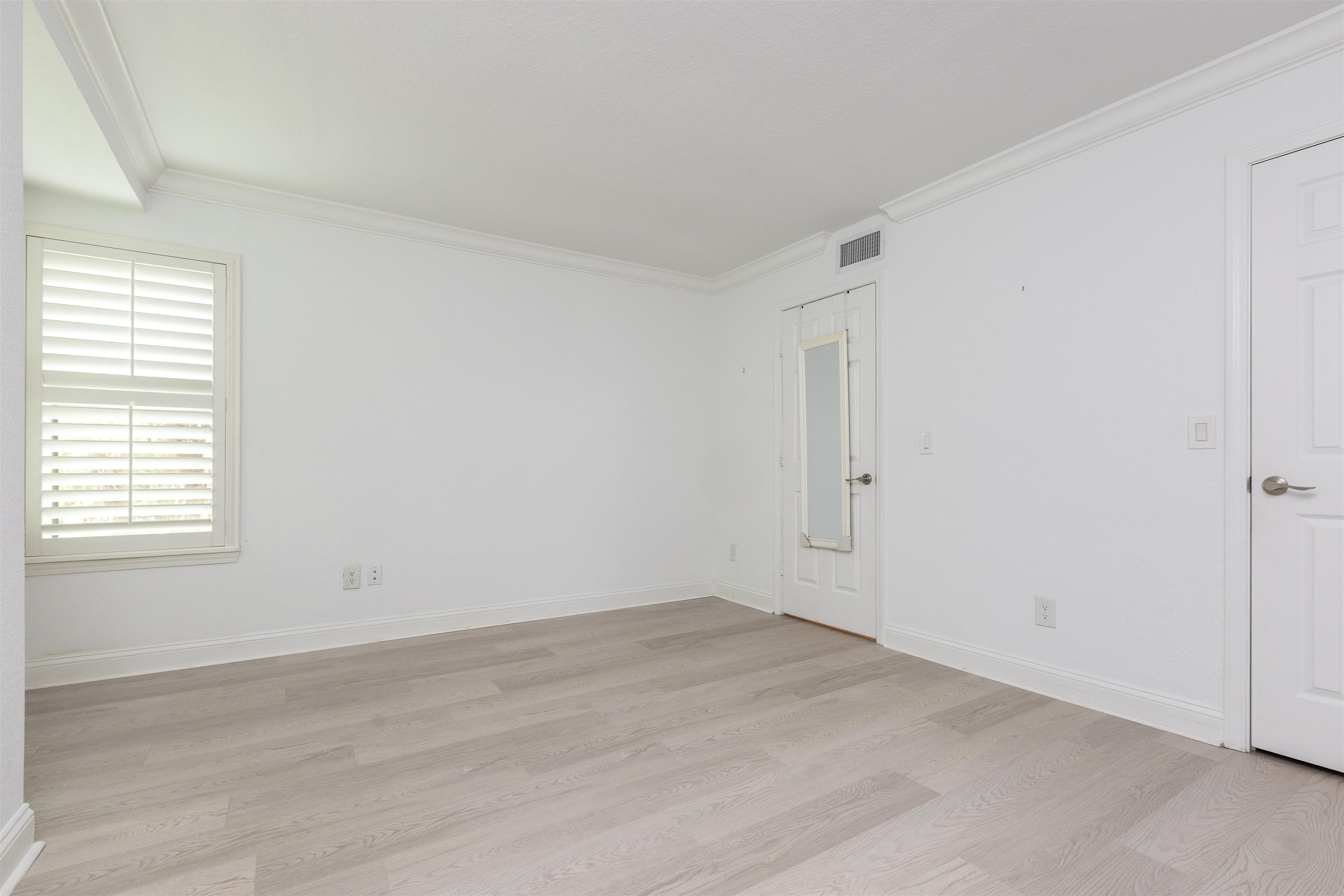 923 Seashell Lane Ponte Vedra Beach, FL 32082 - Photo 29 of 60 an empty room with a empty space and windows