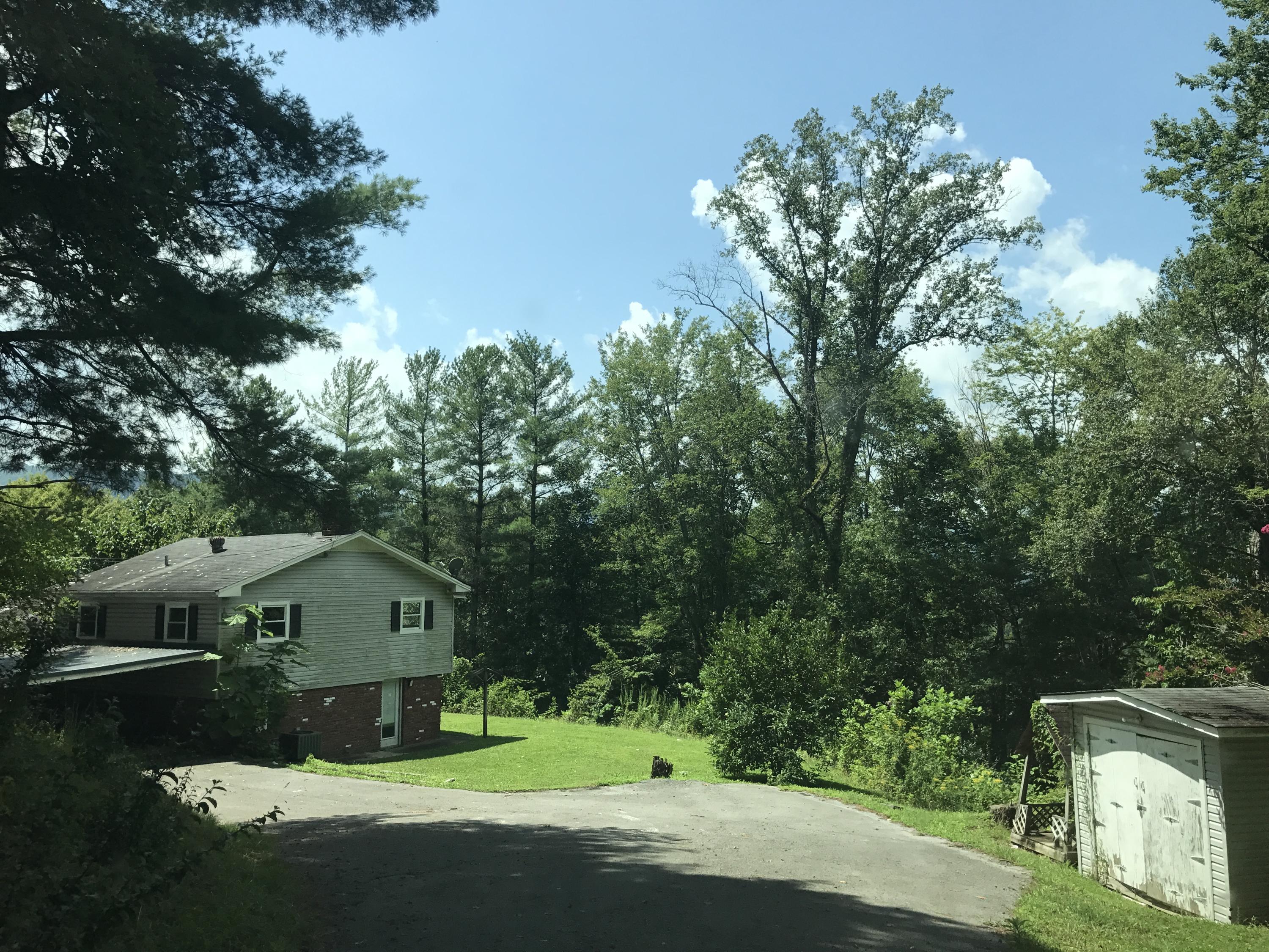 206 High Point Road Middlesboro, KY 40965 - Photo 3 of 14 Driveway-Shed
