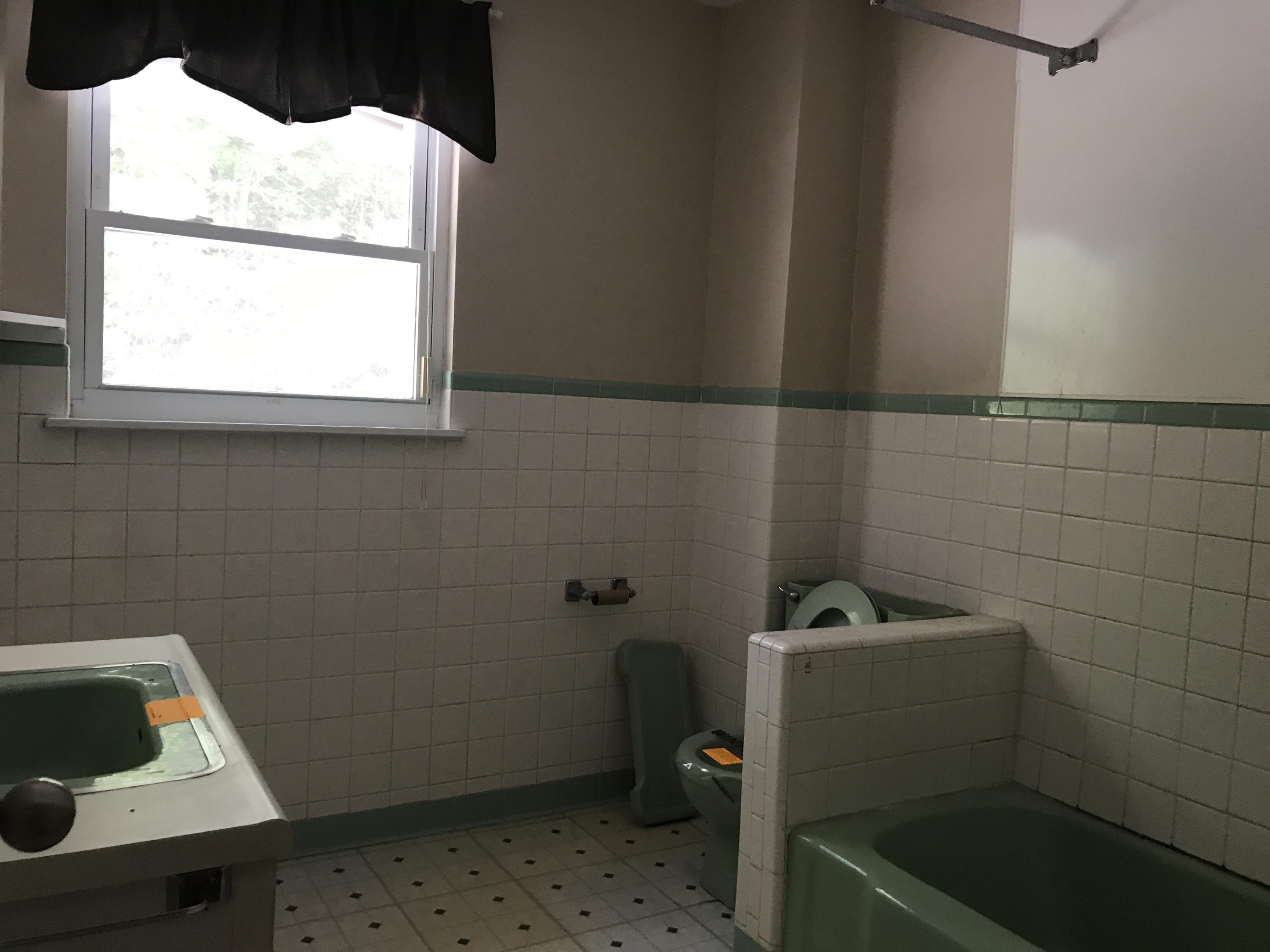 206 High Point Road Middlesboro, KY 40965 - Photo 8 of 14 Bathroom