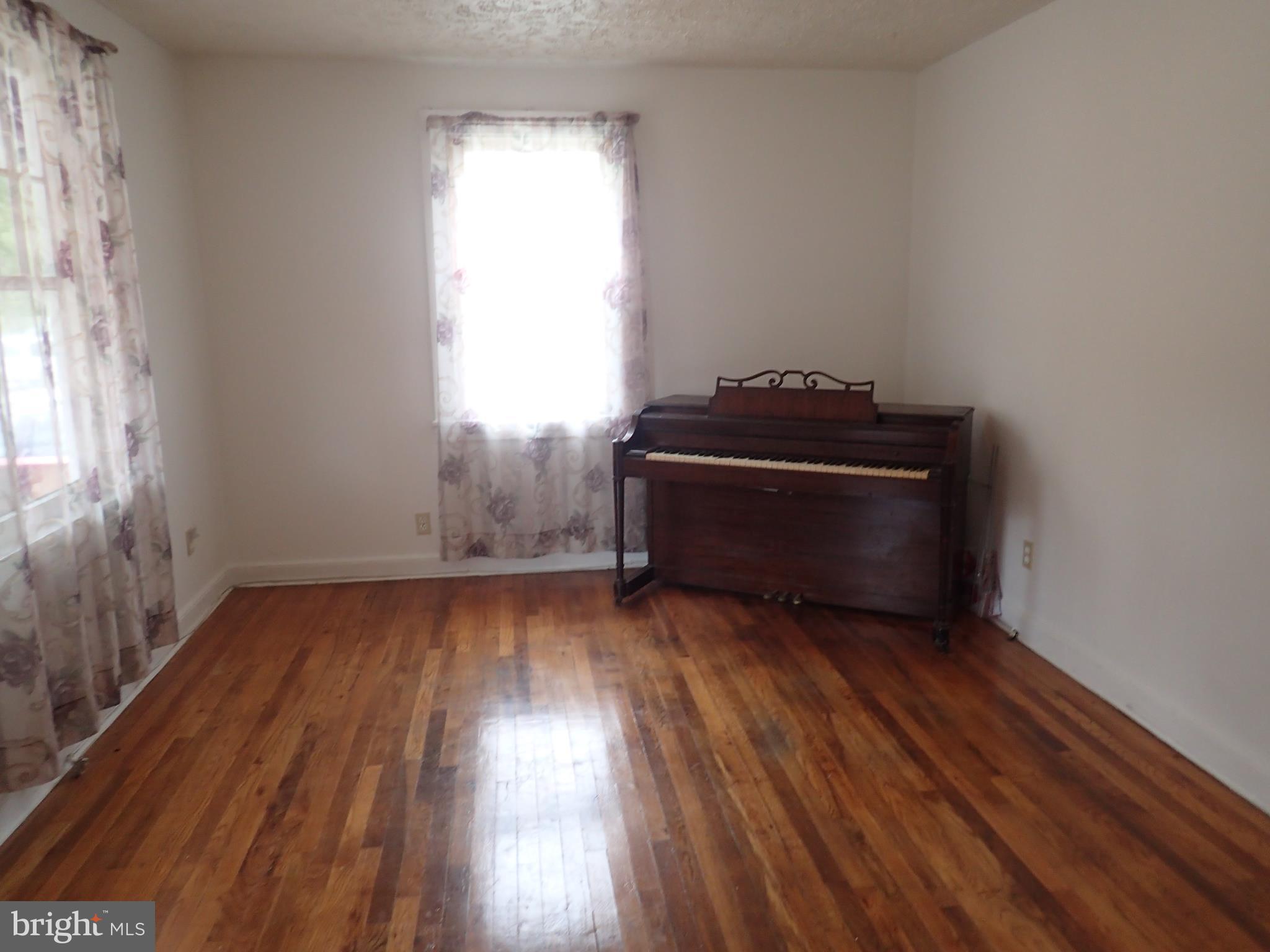 6715 Larkspur Road Morningside, MD 20746 - Photo 3 of 29 Family Room with Hardwood Floors