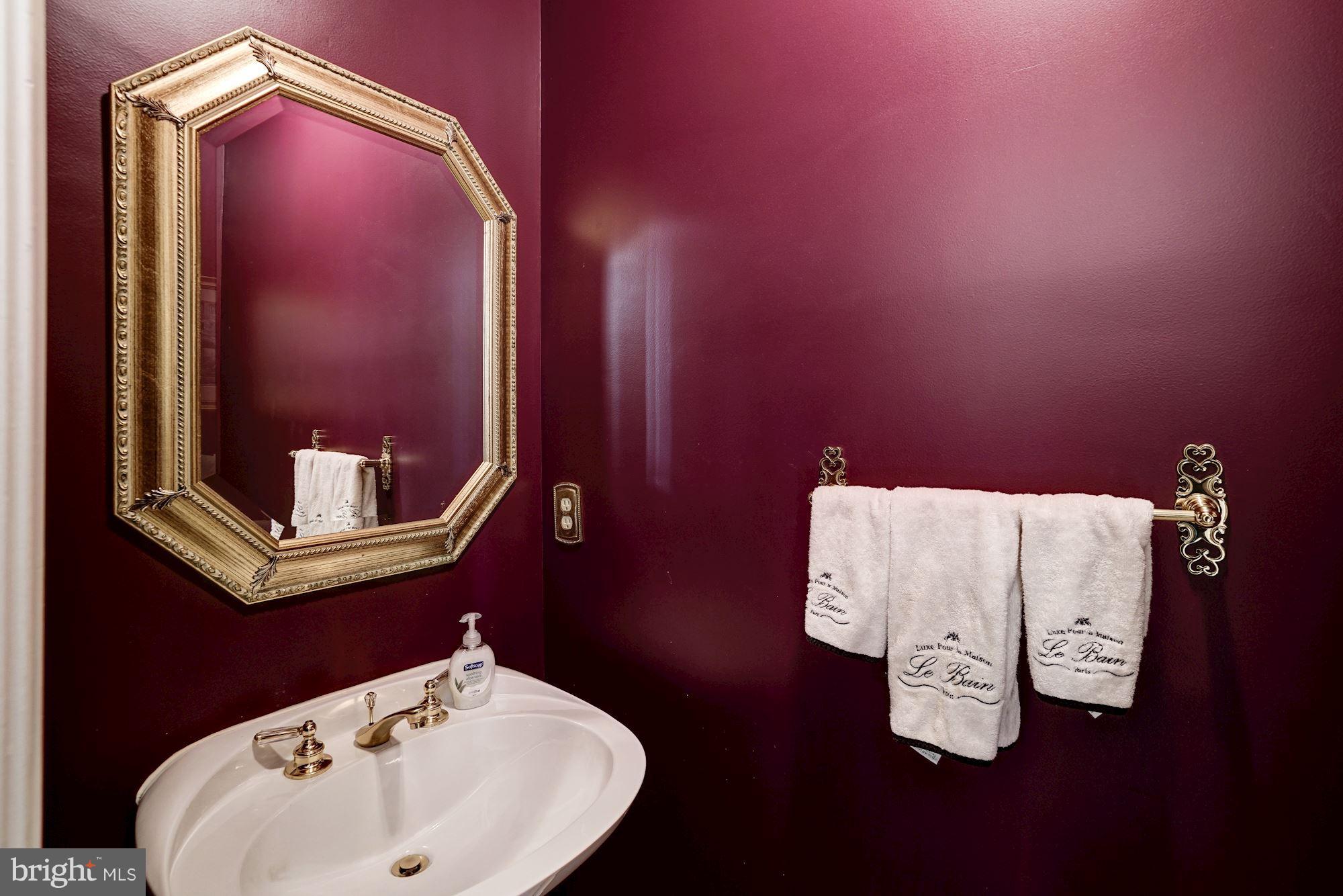 11406 Hollow Timber Way Reston, VA 20194 - Photo 11 of 30 a bathroom with a sink and mirror