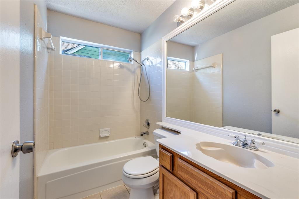 3820 River Birch Road Fort Worth, TX 76137 - Photo 17 of 22 a bathroom with a sink a toilet and a bathtub