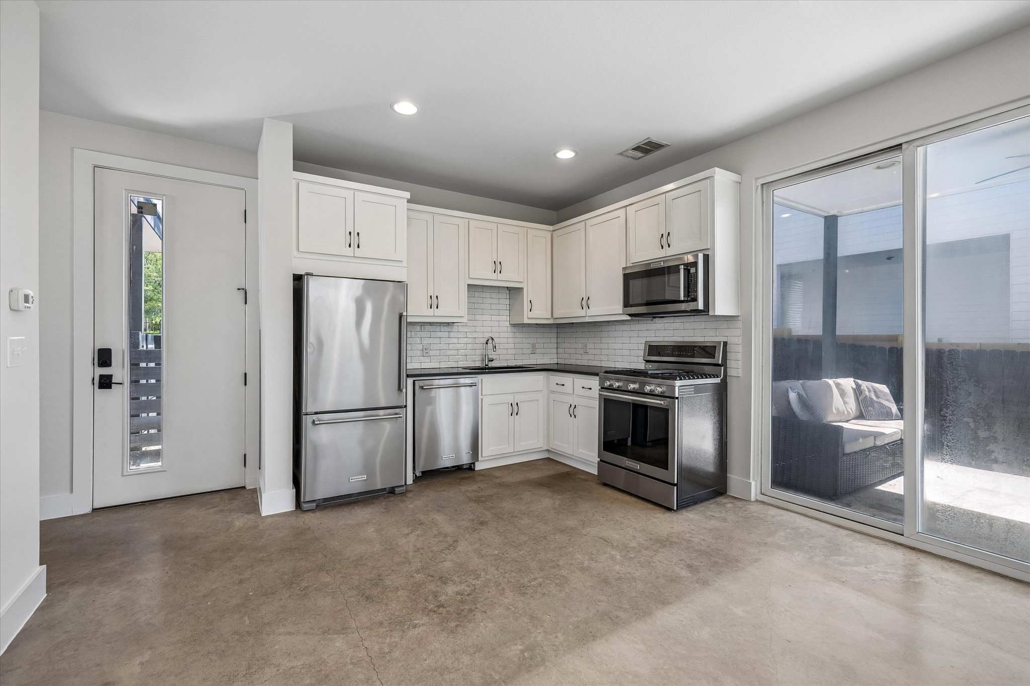 1182 Ridgeway Drive, Unit B Austin, TX 78702 - Photo 3 of 10 gas range. fridge included