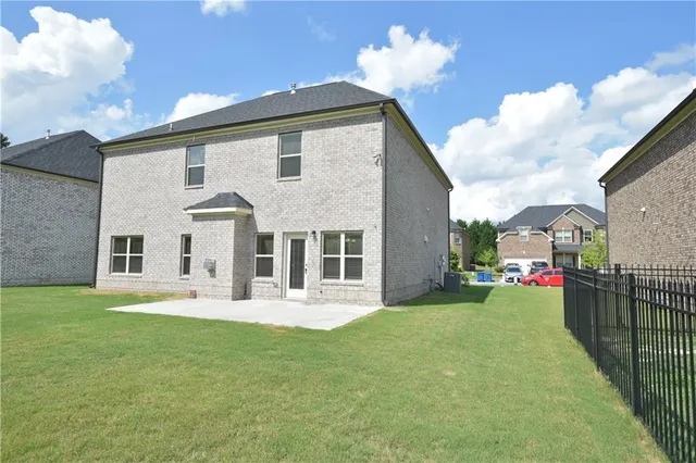 a view of a house with backyard and porch