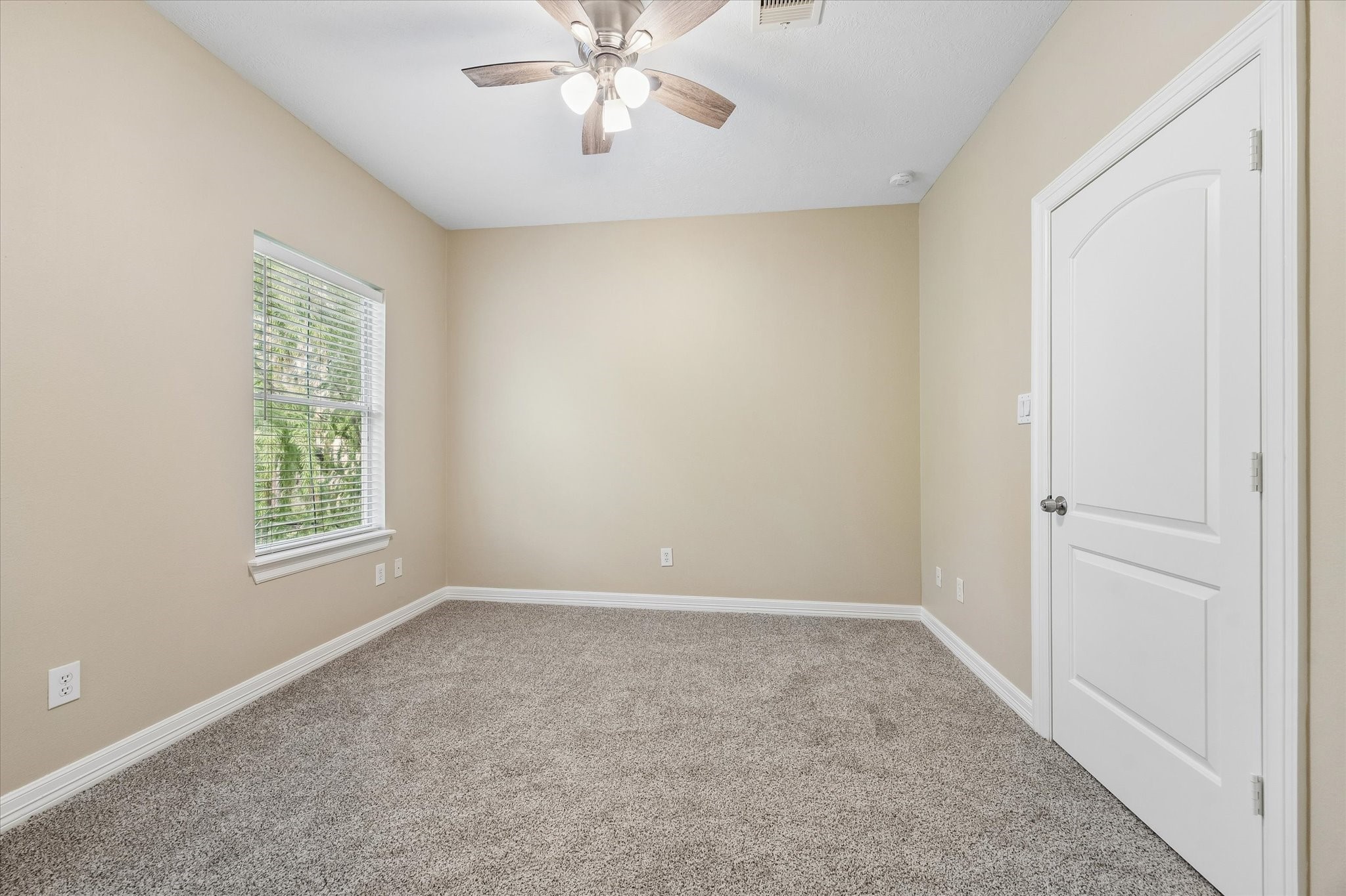 1417 Thompson Street Houston, TX 77007 - Photo 18 of 22 Secondary third floor bedroom adjacent the primary and laundry room