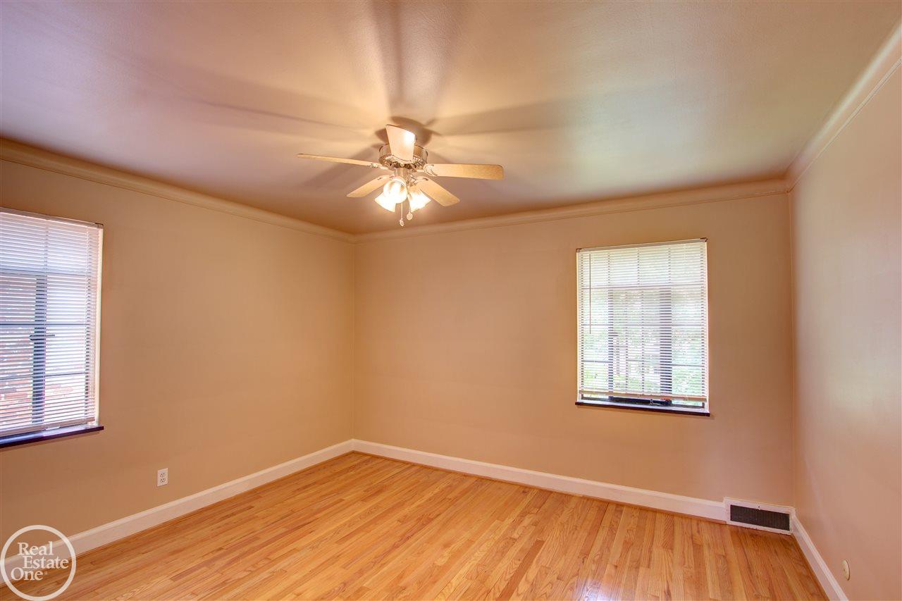 271 Moran Road Grosse Pointe, MI 48236 - Photo 32 of 41 31357289-31.JPG