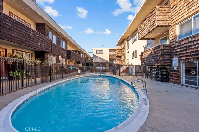 $385,000 | 5400 Newcastle Avenue, Unit 12, Encino, CA 91316