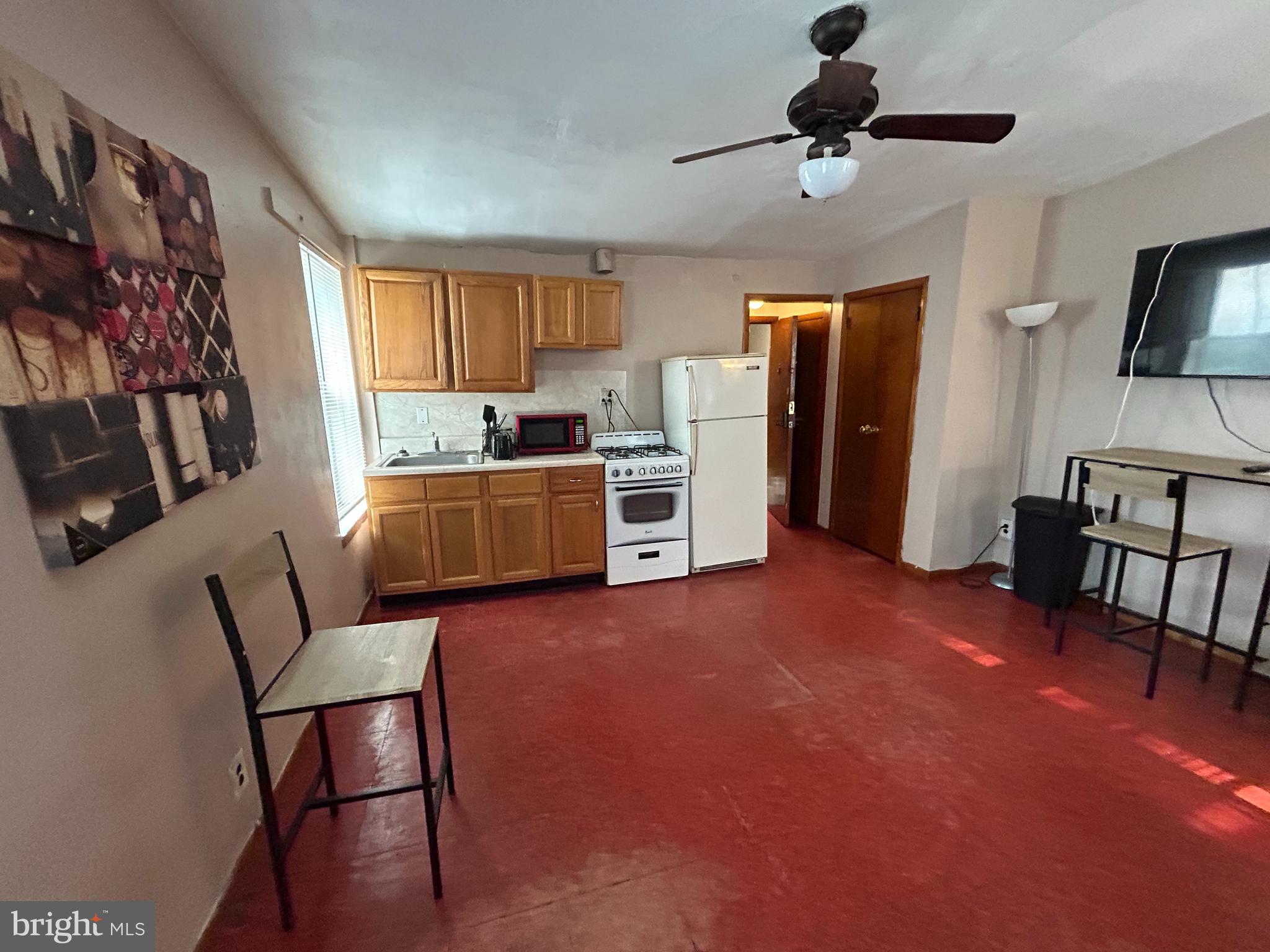 532 North 15th Street, Unit 3F Philadelphia, PA 19130 - Photo 3 of 8 a living room with furniture and a flat screen tv
