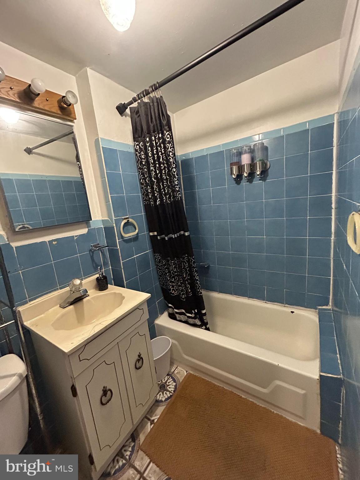 532 North 15th Street, Unit 3F Philadelphia, PA 19130 - Photo 6 of 8 a bathroom with a sink toilet and shower