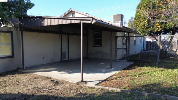 a view of a house with backyard
