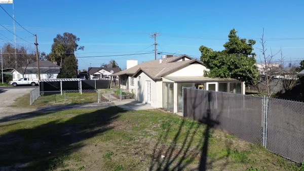 a view of a house with backyard