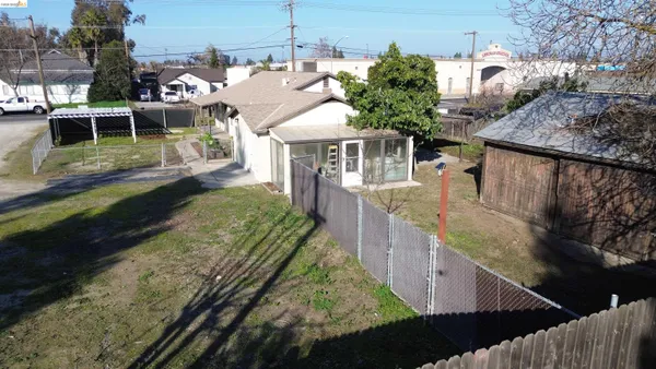 a view of a backyard