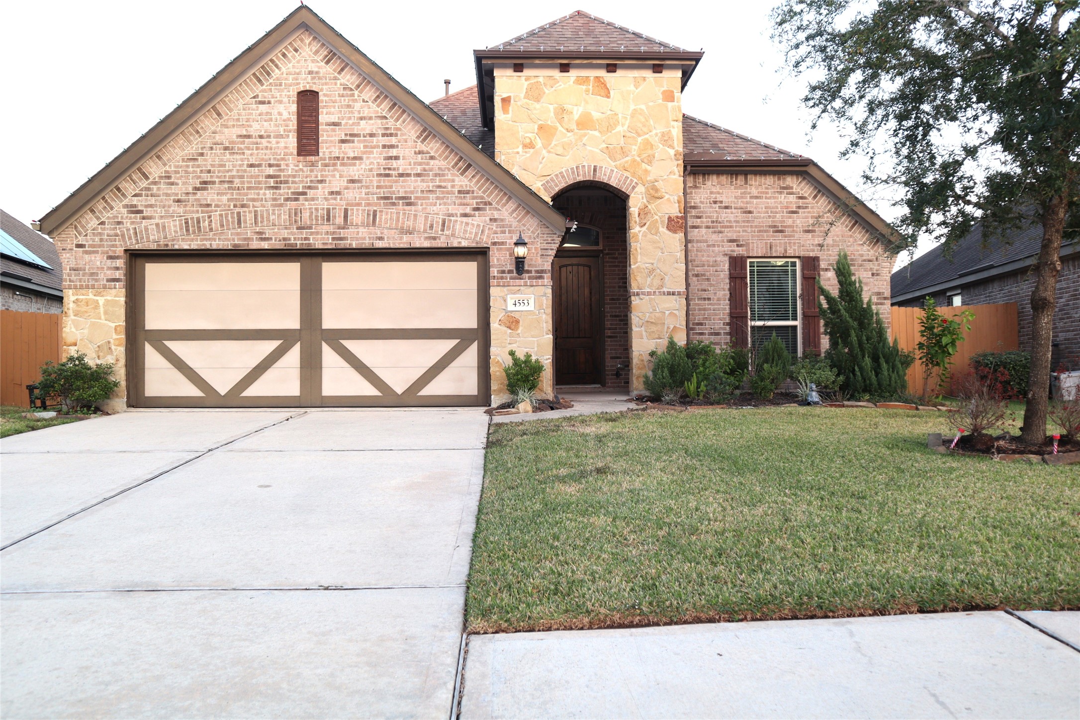 a view of a house with backyard