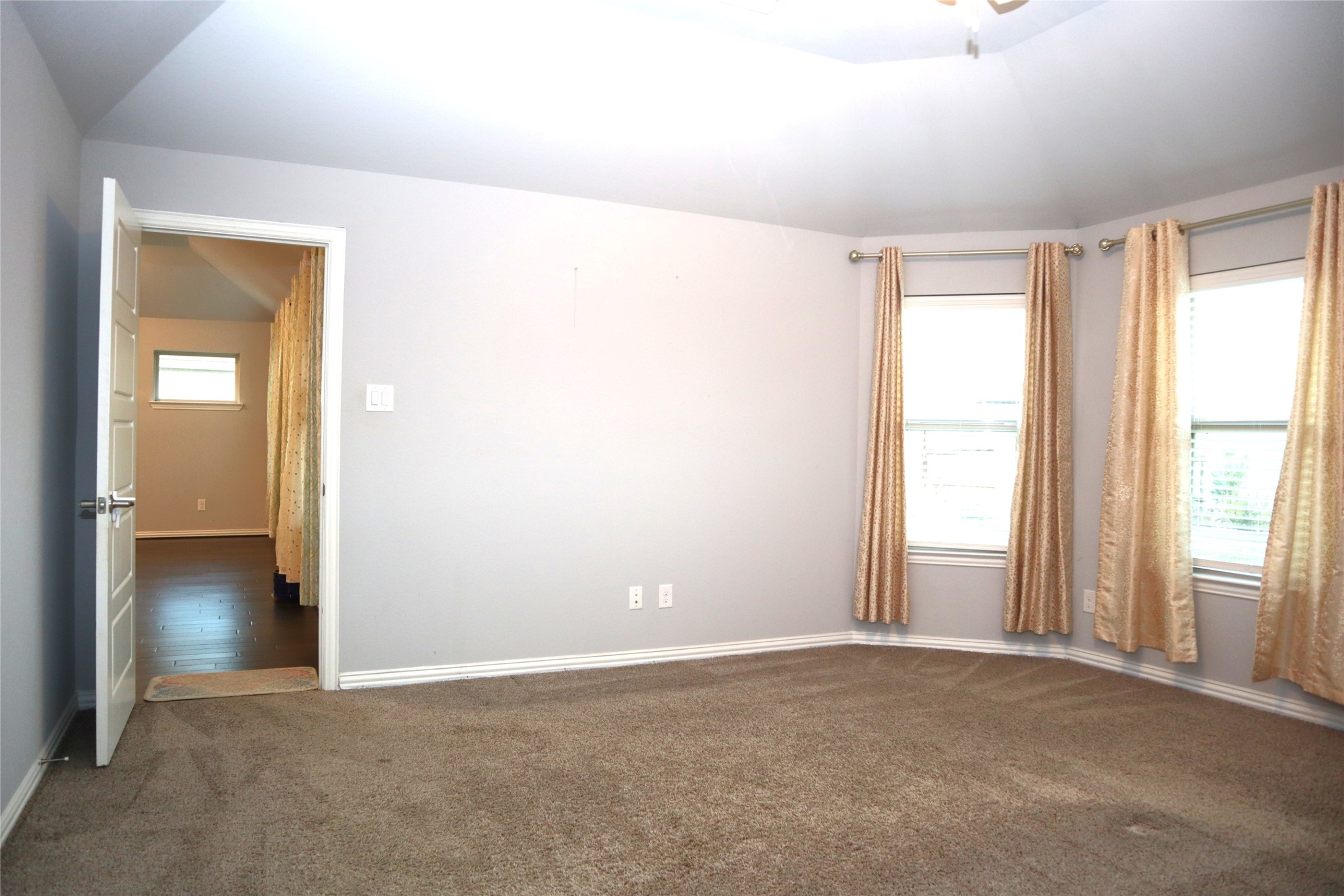 4553 New Country Drive Spring, TX 77386 - Photo 20 of 36 an empty room with windows and closet