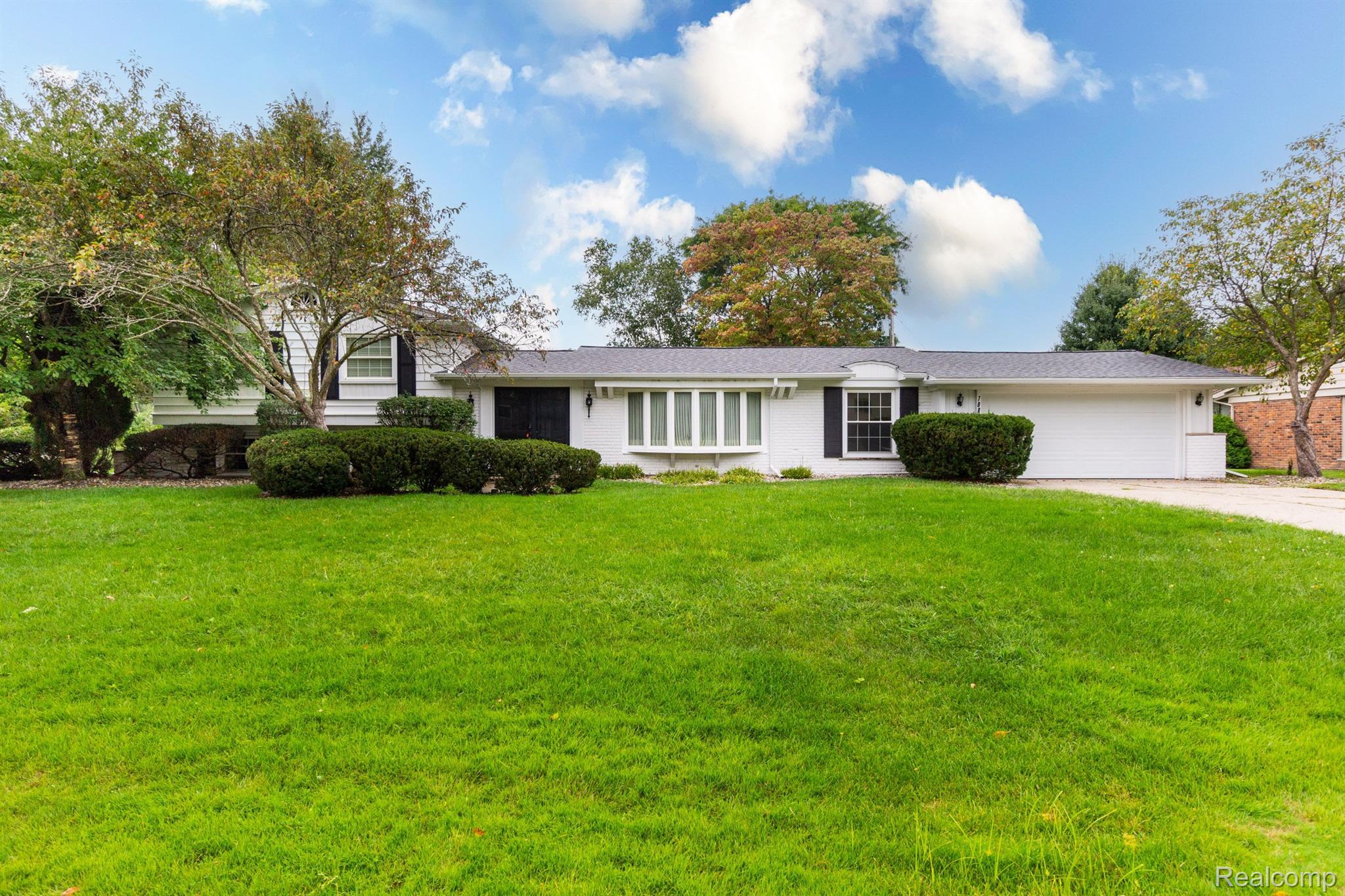 7066 Valleybrook Road West Bloomfield, MI 48322 - Photo 1 of 42 Gallery Image 1