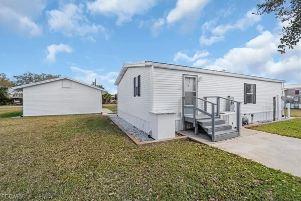 a view of a backyard