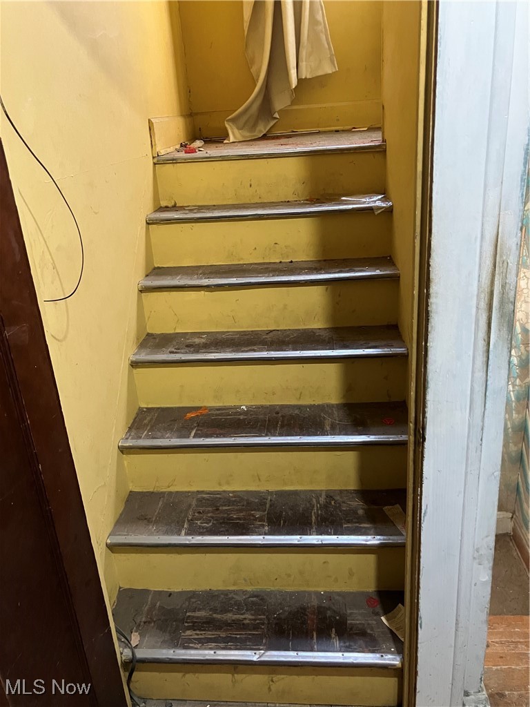 1058 Pembrook Road Cleveland Heights, OH 44121 - Photo 23 of 39 View of stairway
