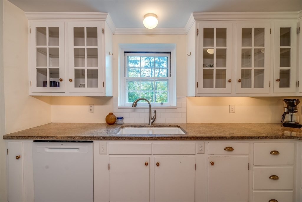 18 Plum Tree Road Amherst, MA 01002 - Photo 11 of 38