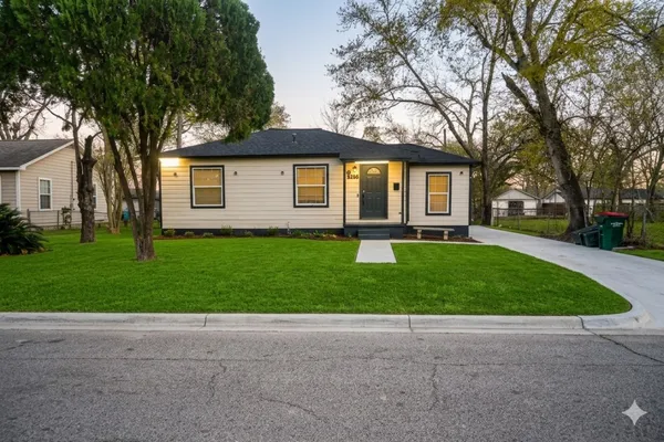 $1,500 | 916 Parkway Drive, Baytown, TX 77520