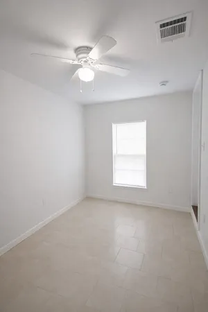 $1,500 | 916 Parkway Drive, Baytown, TX 77520