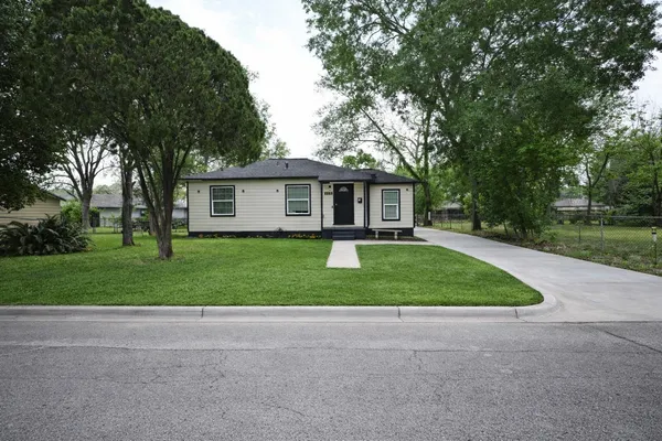 $1,700 | 916 Parkway Drive, Baytown, TX 77520