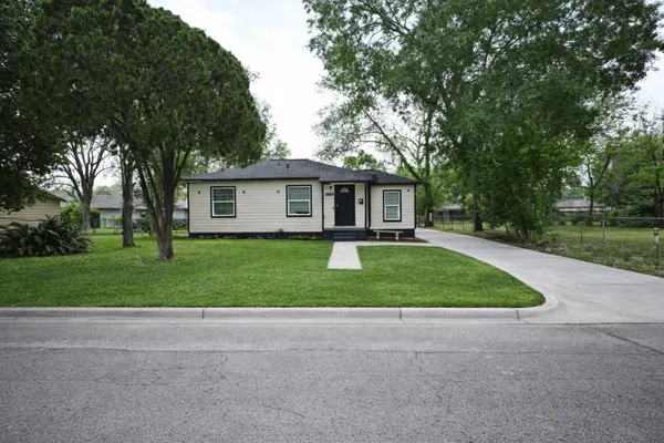 $1,500 | 916 Parkway Drive, Baytown, TX 77520