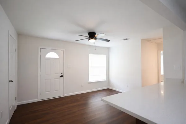 $1,500 | 916 Parkway Drive, Baytown, TX 77520