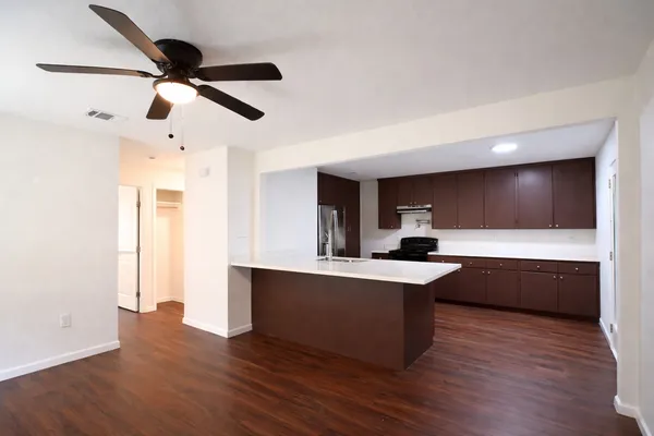 $1,700 | 916 Parkway Drive, Baytown, TX 77520