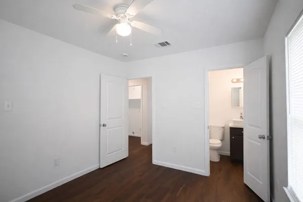 $1,500 | 916 Parkway Drive, Baytown, TX 77520