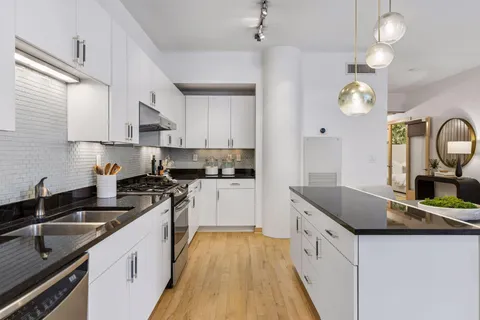$600,000 | 215 10th Avenue South, Unit 411, Minneapolis, MN 55415