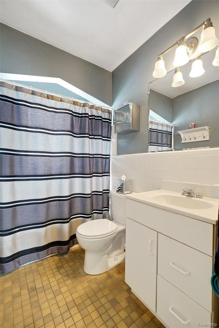 785 Columbia Road Berkley, MI 48072 - Photo 12 of 20 dsc01251-dsc01253.jpg