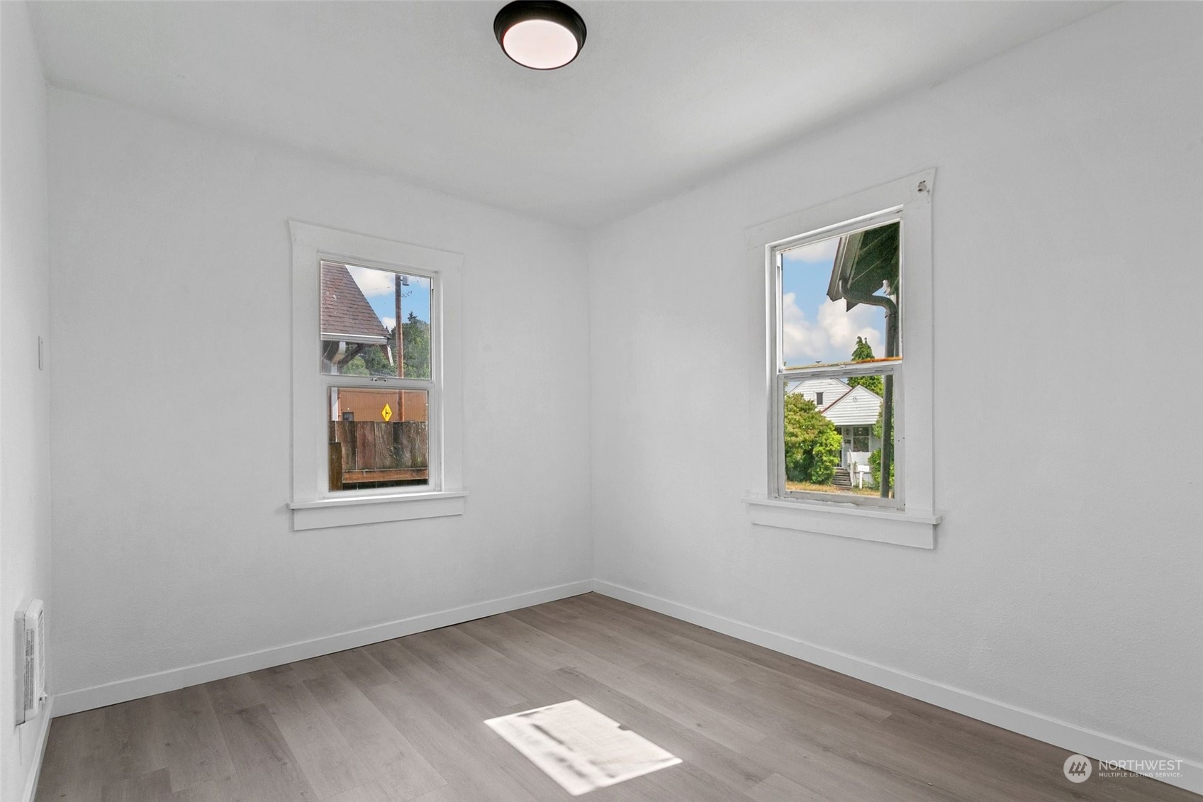 1525 North 3rd Street Renton, WA 98057 - Photo 17 of 38 an empty room with windows