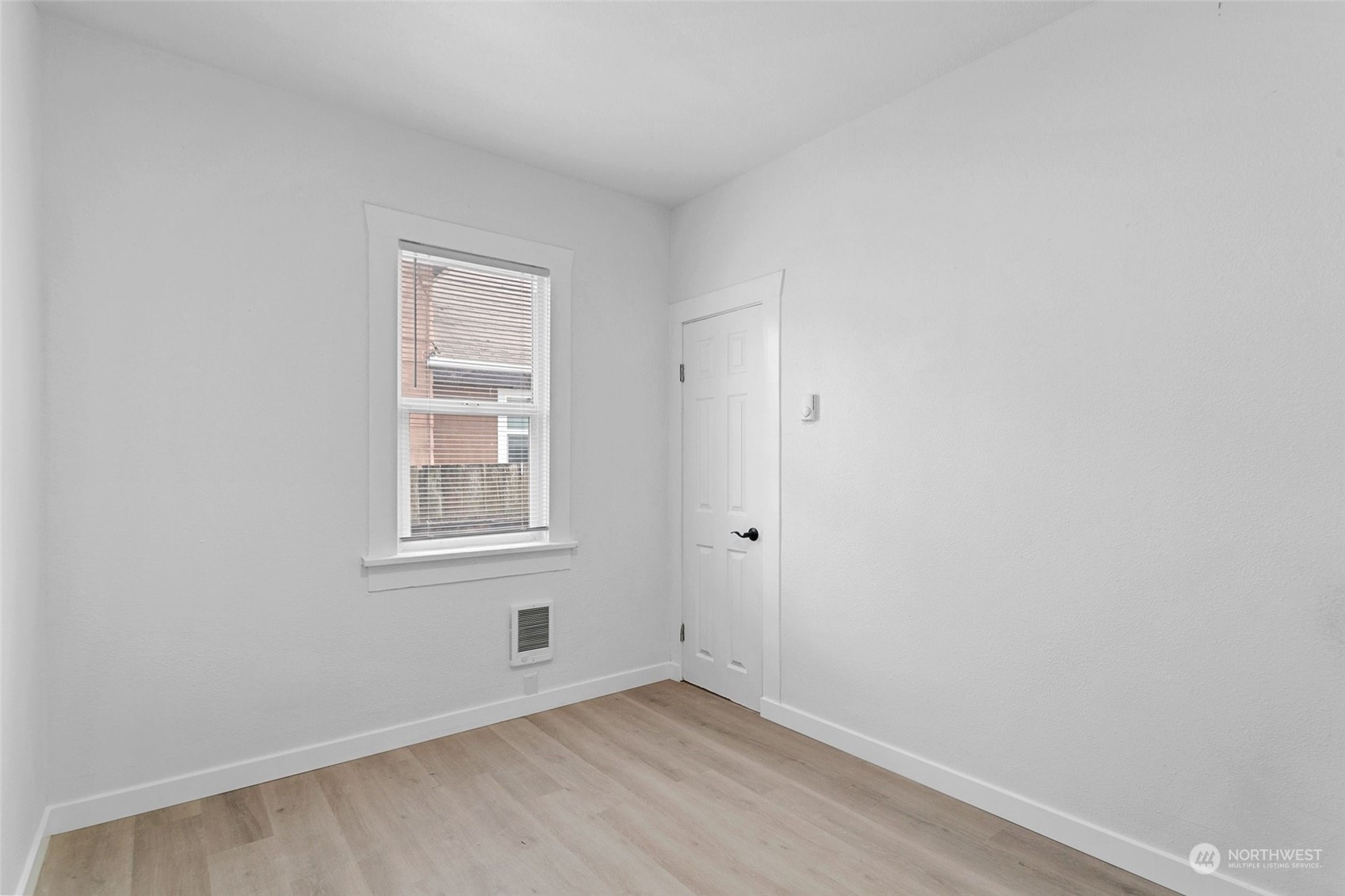 1525 North 3rd Street Renton, WA 98057 - Photo 19 of 38 an empty room with a window