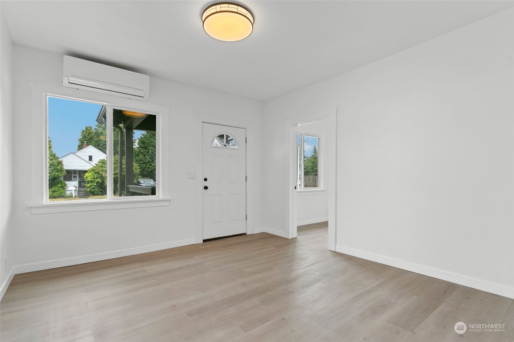 1525 North 3rd Street Renton, WA 98057 - Photo 8 of 38 an empty room with window