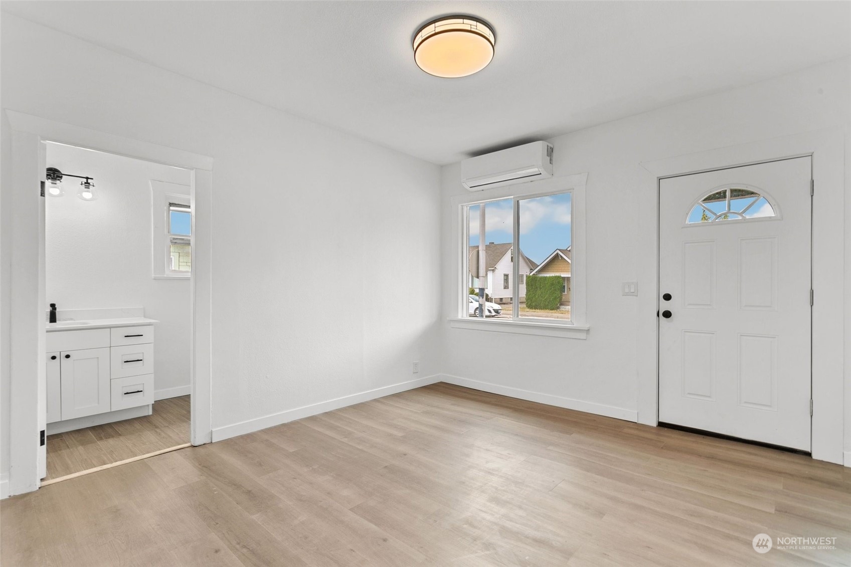 1525 North 3rd Street Renton, WA 98057 - Photo 9 of 38 an empty room with windows