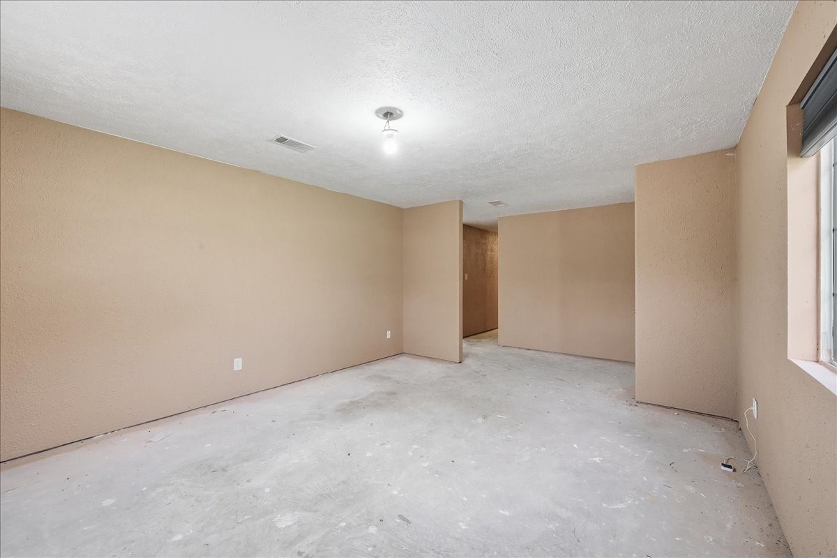 14183 Craigen Road Beaumont, TX 77705 - Photo 9 of 28 Exit living room looking at entry and hall