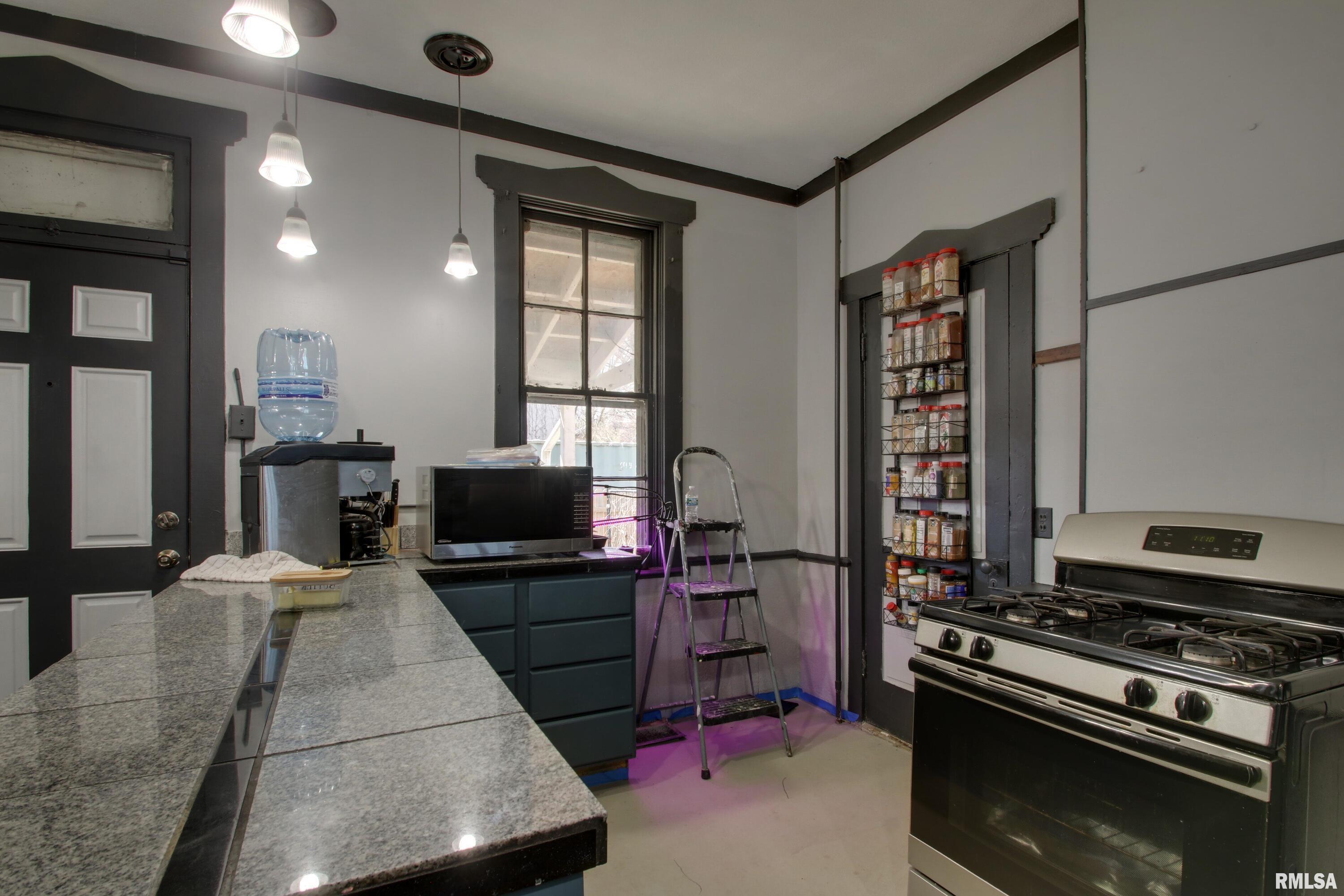 929 North 6th Street Quincy, IL 62301 - Photo 7 of 30