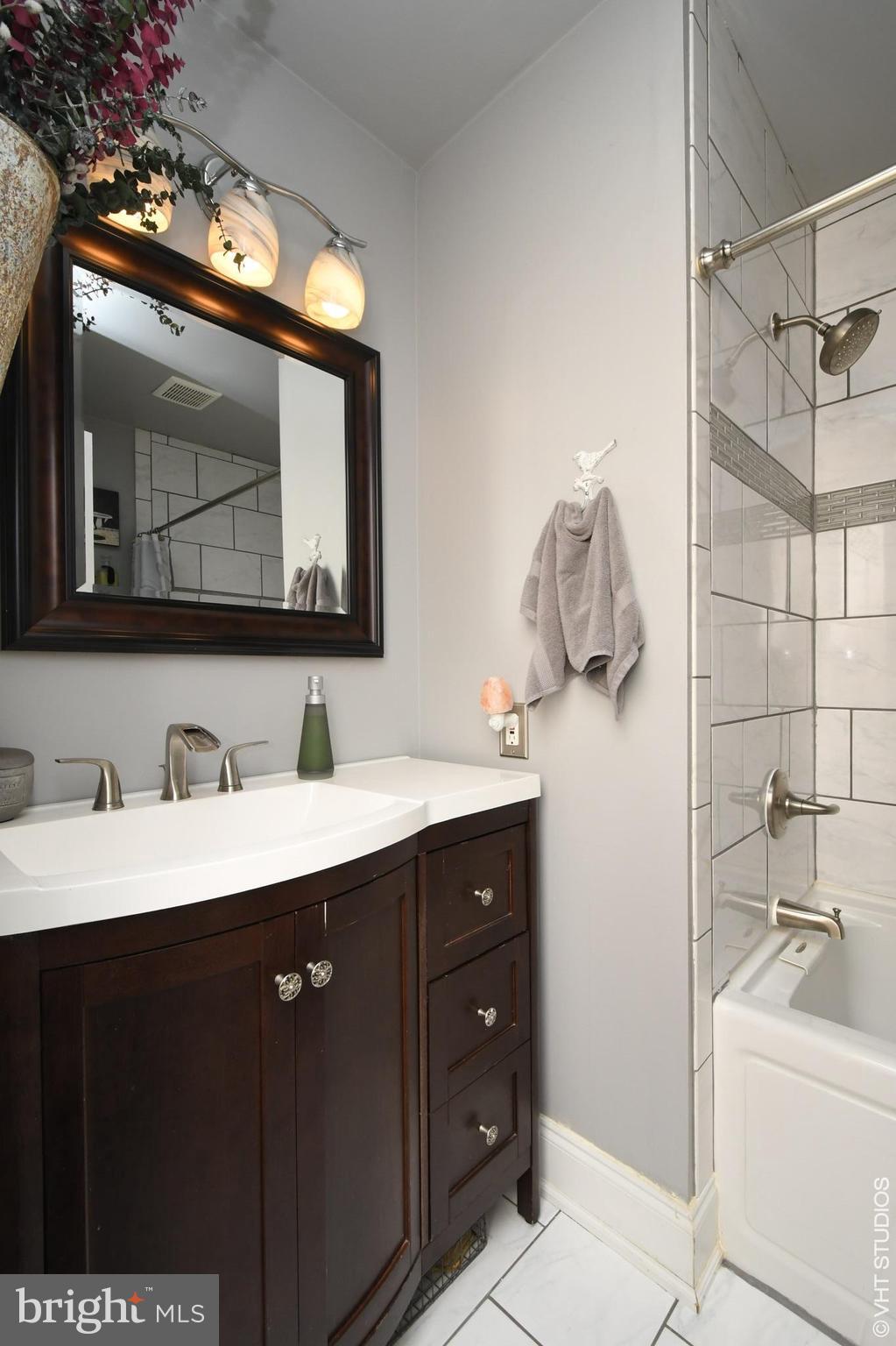 11506 Drop Forge Lane Reston, VA 20191 - Photo 18 of 29 Main Level Bath w/ jacuzzi tub remodeled in 2016