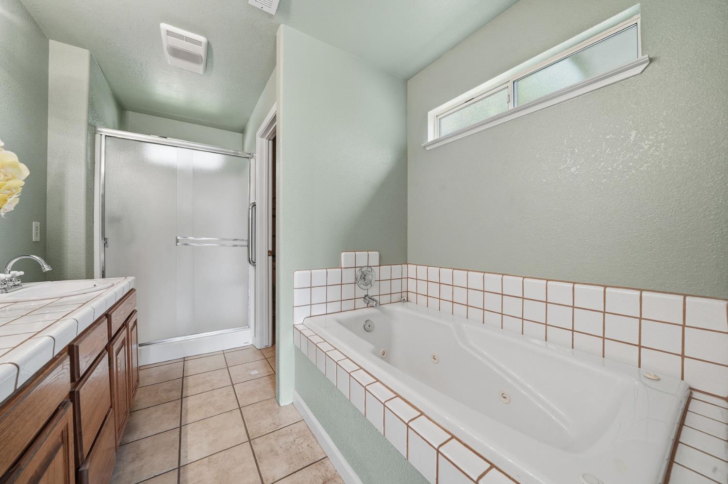 10370 Spunn Road Jackson, CA 95642 - Photo 84 of 87 a bathroom with a bathtub and a sink