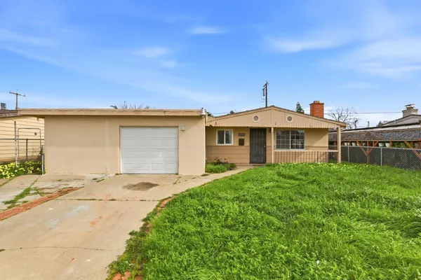 $2,475 | 5741 39th Street, Sacramento, CA 95824
