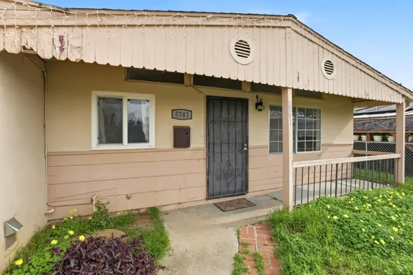 $2,375 | 5741 39th Street, Sacramento, CA 95824